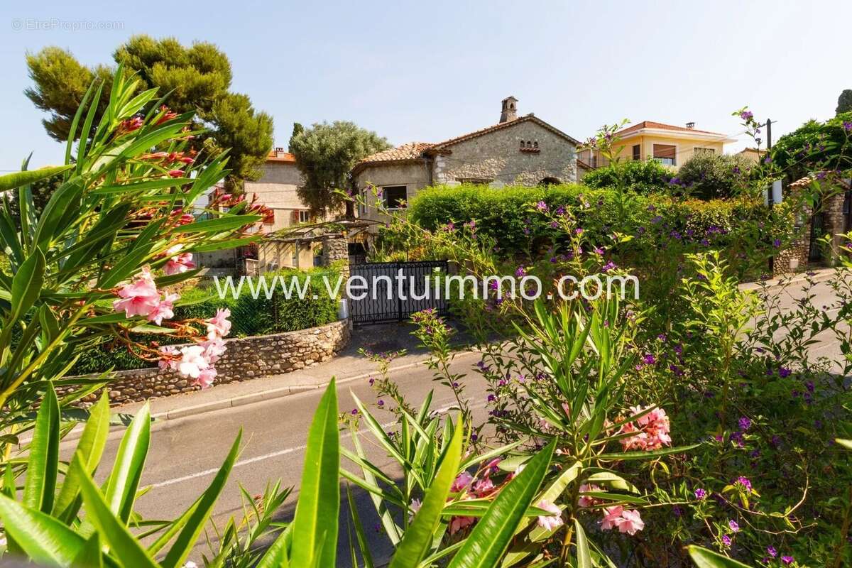 Une configuration unique – 3 espaces indépendants à Cagnes-sur-Mer - photo 24
