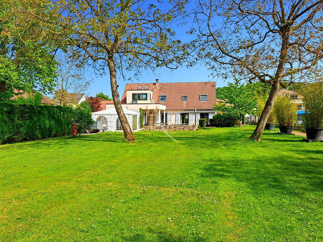 Maison de Caractère sur un Magnifique Terrain Arboré de plus de 4 000 m² - photo 15