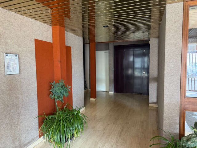 Clermont Ferrand pradelle T5 de 96 m2, 3 chambres, balcon, séjour double, sdb, cuisine équipée libre, parking - photo 3
