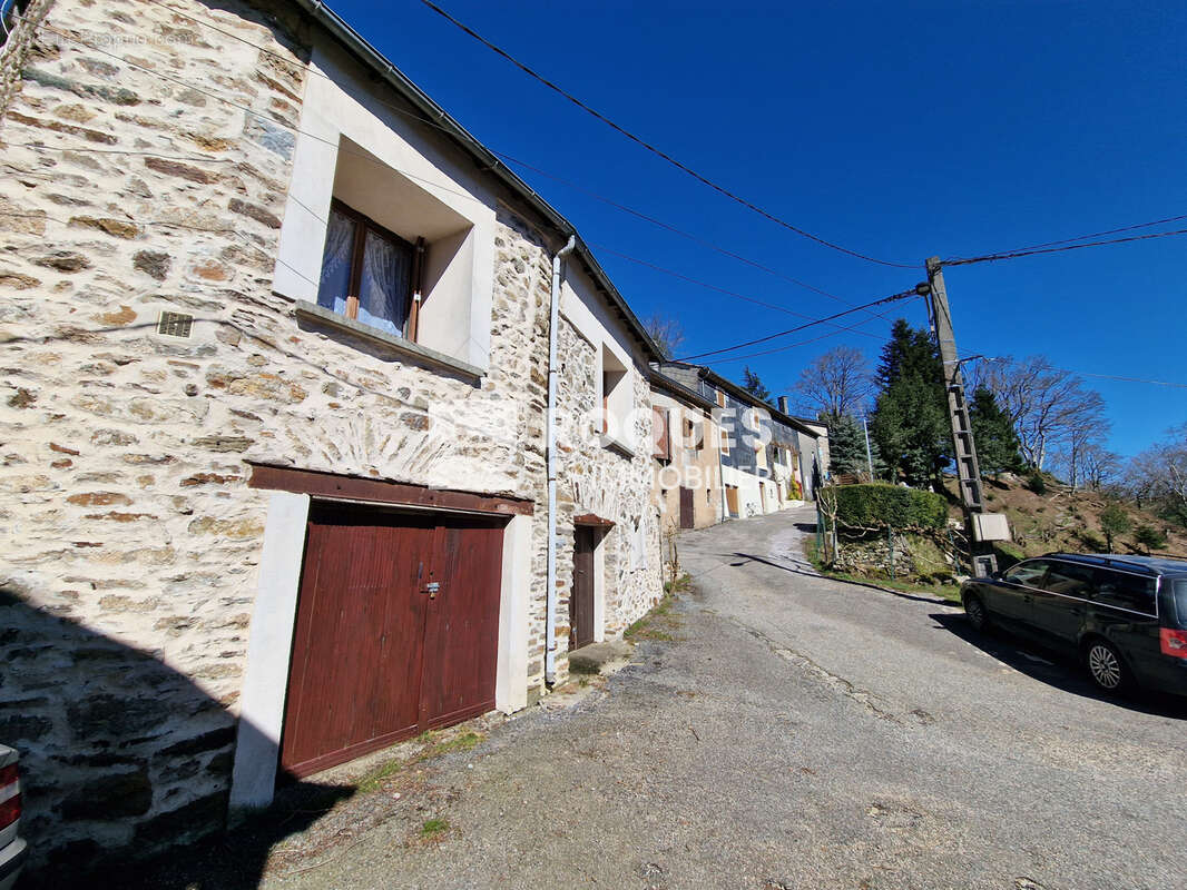 Sur la commune de Castanet-le-Haut, à vendre charmante maison de village 4 pièces d'environ 75 m2 avec garage - photo 5