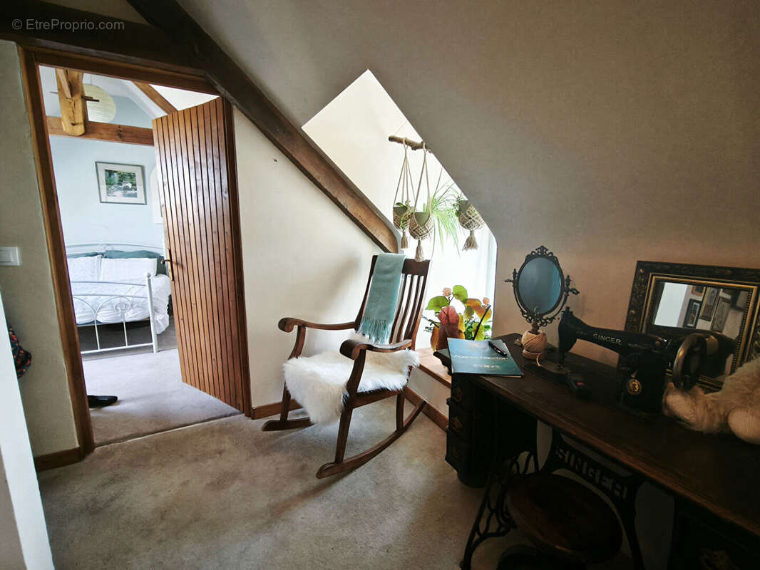 CÔTES-D'ARMOR, Saint-Mayeux, Maisonnette mitoyenne, trois chambres, centre du village - photo 13
