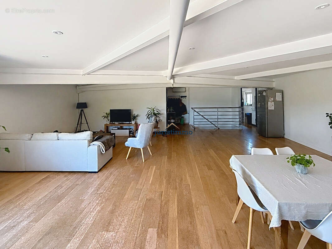 Appartement à CAMARET-SUR-AIGUES