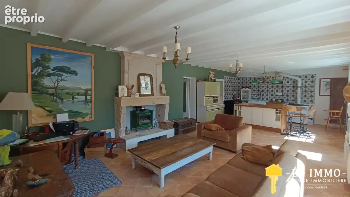 Maison en pierres rénovée de 180 m2, 5 chambres sur terrain clos et arboré de 1750 m2. - photo 4