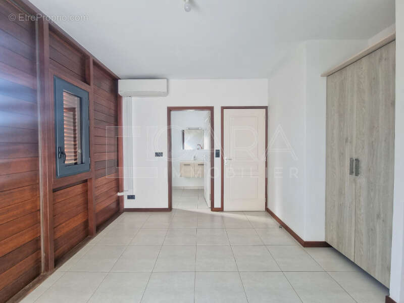 Commerce 110 m² à Remire-Montjoly  - photo 6