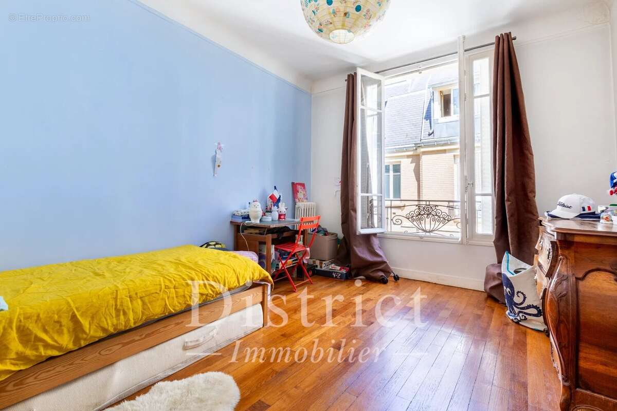 Appartement à PARIS-16E