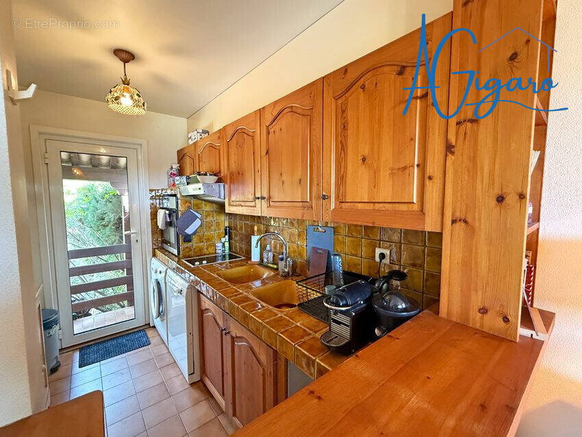 Cuisine donnant sur le jardin - Appartement à LA CROIX-VALMER