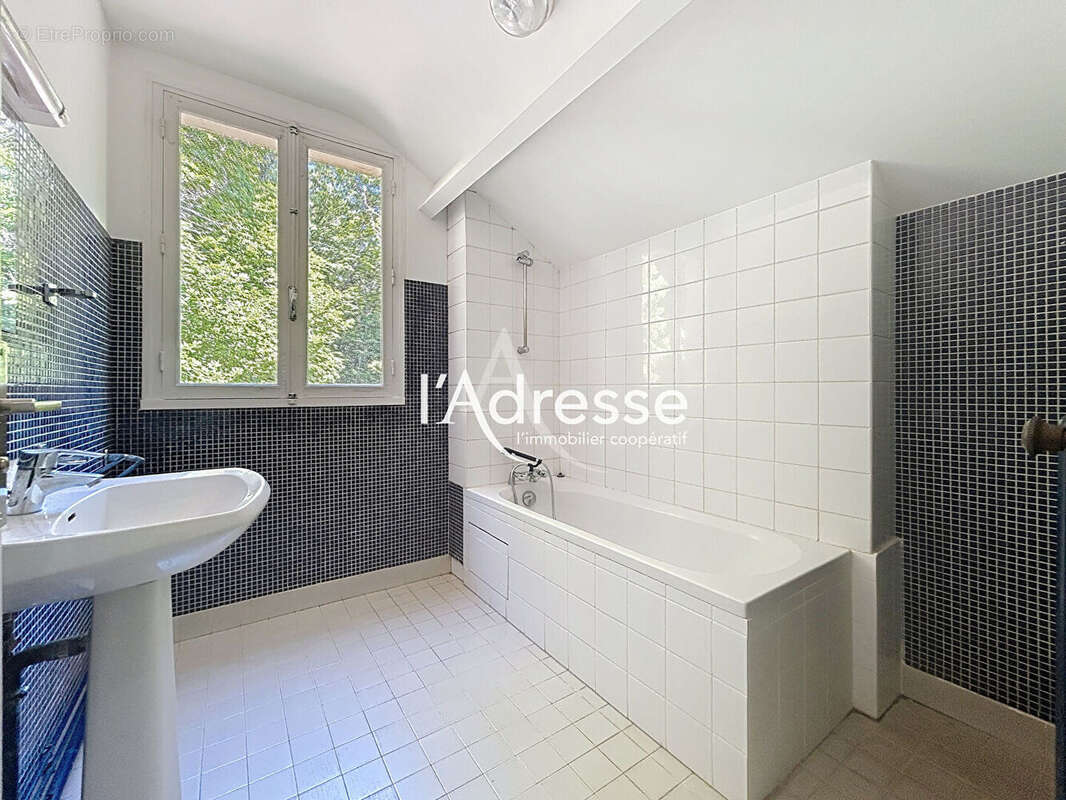 Maison d'architecte à vendre à Chambray-lès-Tours - 215m² sur terrain de 2500m² - photo 11