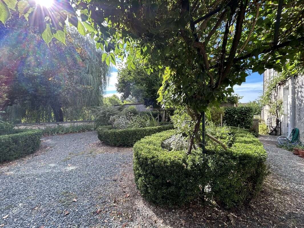 Elégante maison de ville de 3/4 chambres avec jardin de cour privé et petit verger. - photo 10