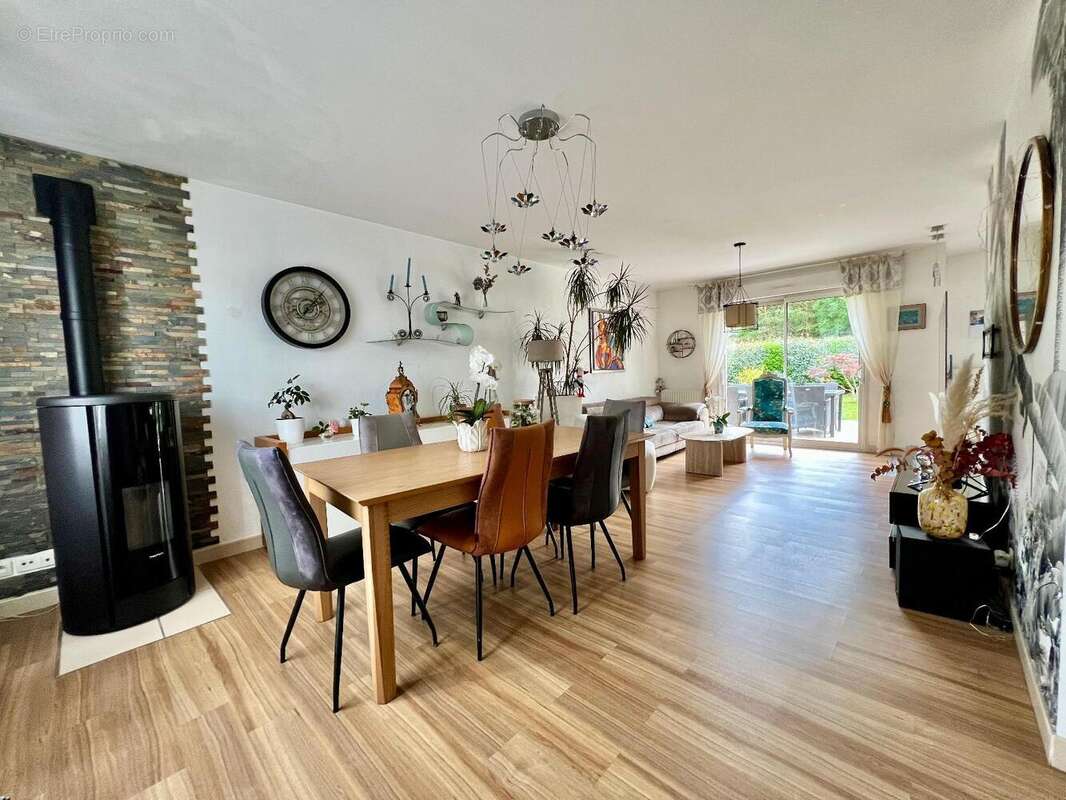   - Maison à LES PONTS-DE-CE