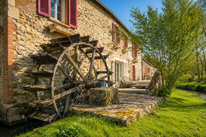 Moulin du XVII siècle dans un écrin de nature - 2 hectares avec étang - photo 4