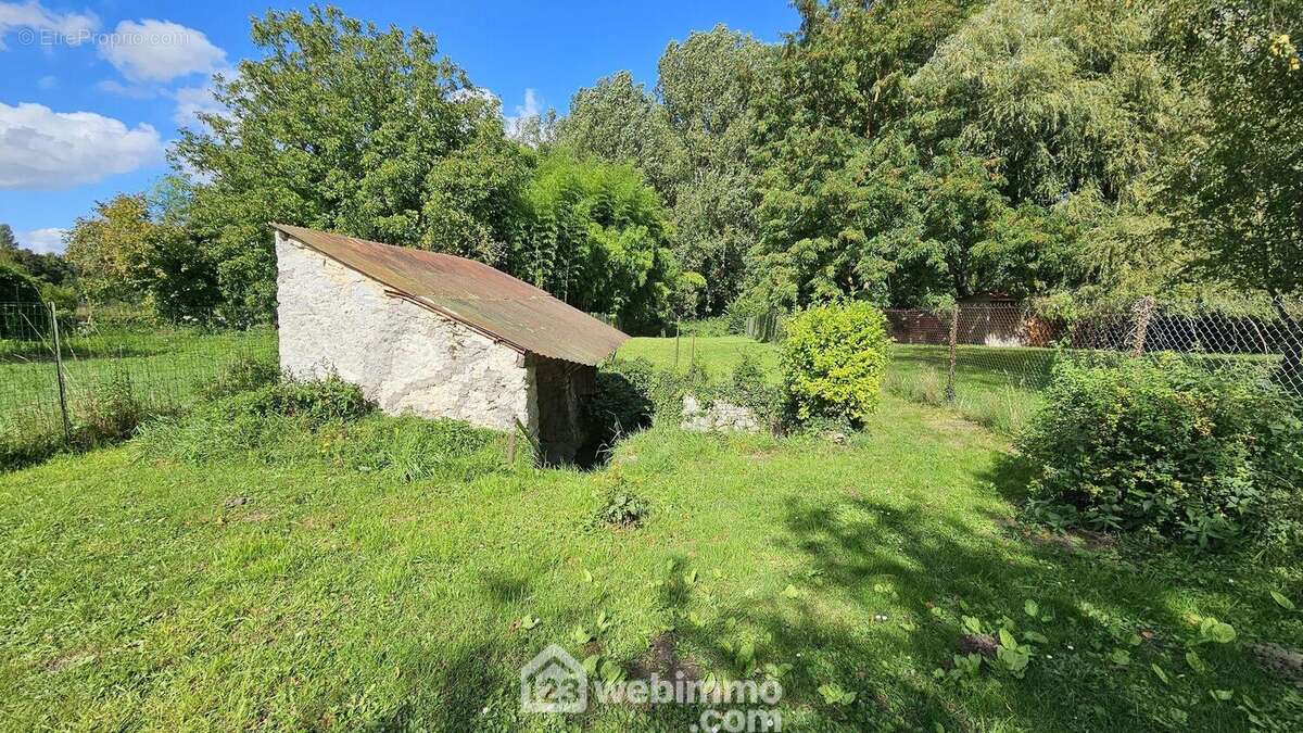 Un lavoir avec sa source d'eau naturelle. - Terrain à MILLY-LA-FORET