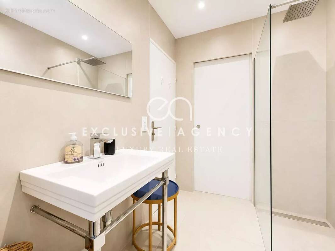 Cannes centre – superbe appartement 2 pieces vue mer & port – fort potentiel - photo 10