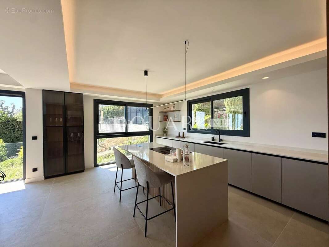 Somptueuse villa complètement rénovée avec piscine chauffée et splendide vue mer panoramique - photo 7