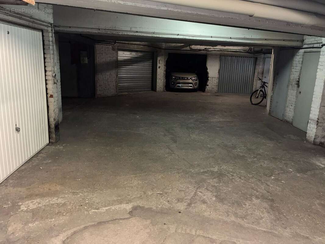Parking à PARIS-16E