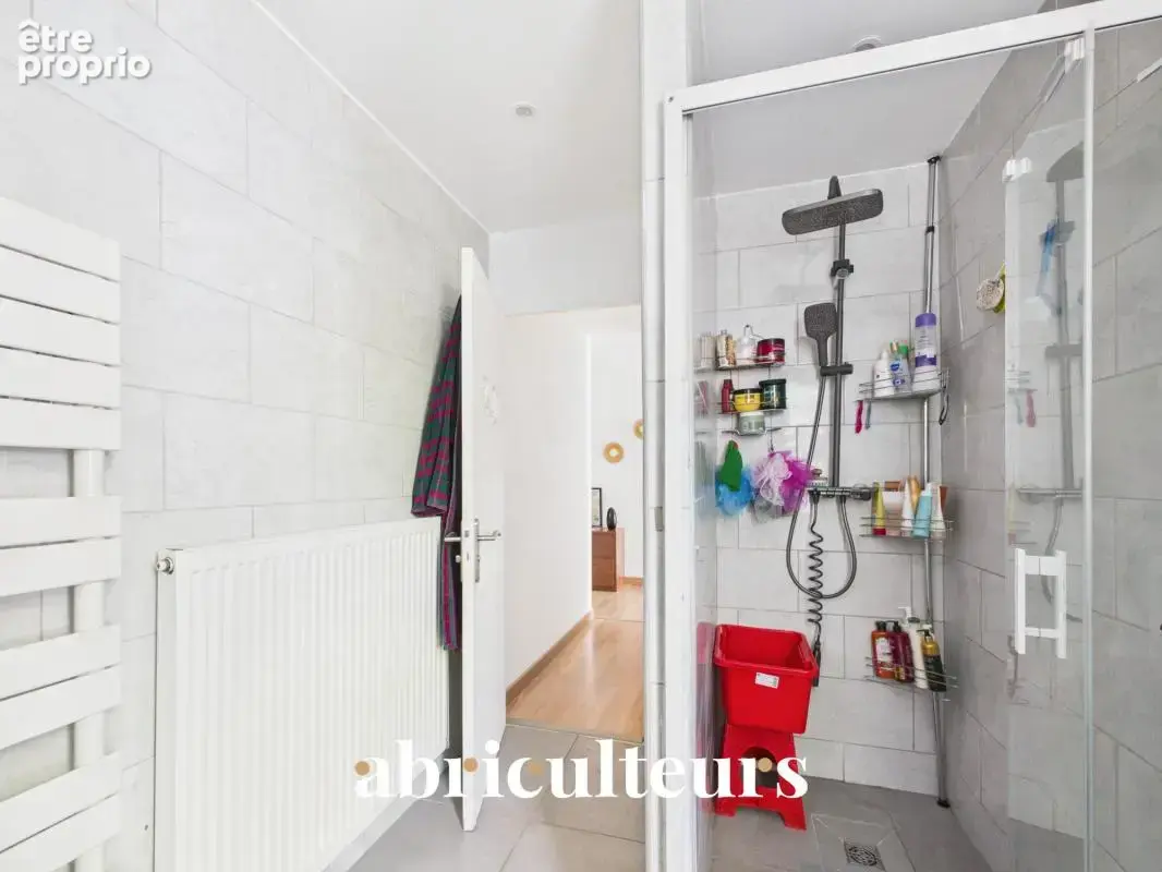 Maison familiale de plain pied - 5 chambres - 134 m²  - avec jardin, terrasse et 3 stationnements — Bezons - photo 10