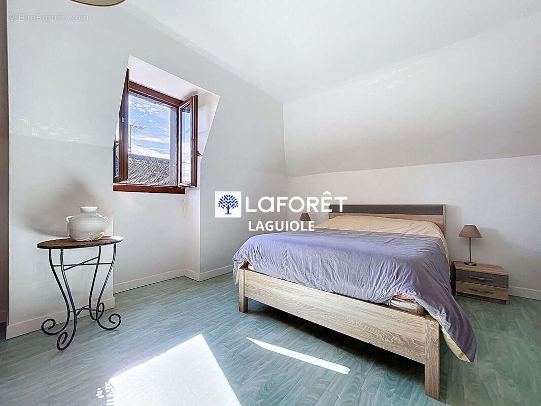 Maison à SAINTE-GENEVIEVE-SUR-ARGENCE