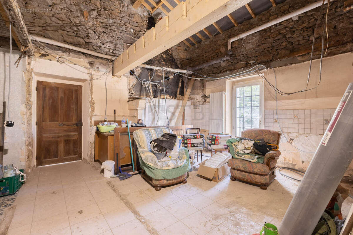 Maison 250 m² à Vinezac  - photo 3