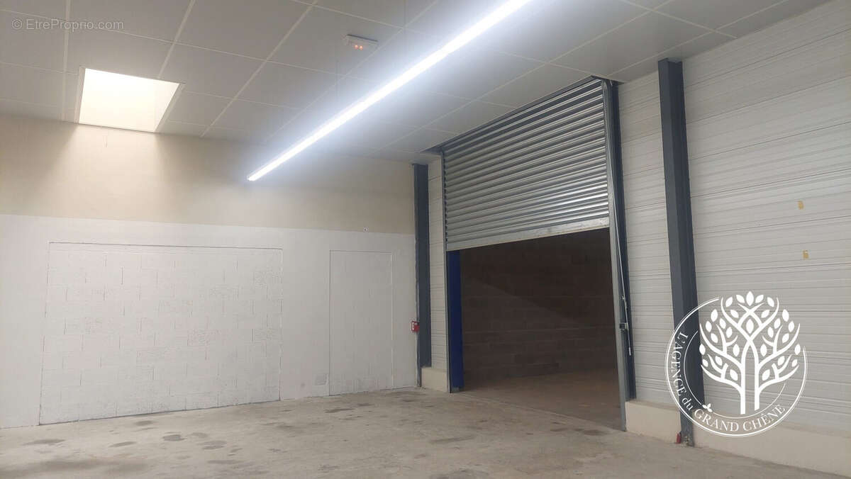 porte séparative des hangars - Commerce à ROCHEFORT