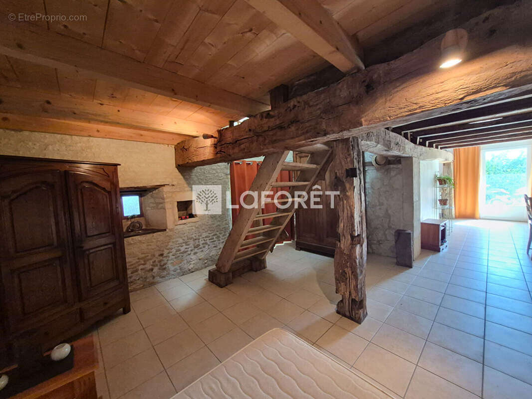 Maison d'habitation avec 2 gîtes au calme et garage. - photo 9