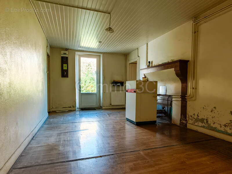 Maison en pierre à rénover avec terrain et grange - photo 3