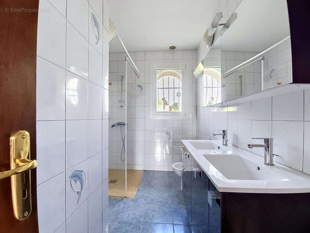 Grande maison familiale avec potentiel de deux logements – Environnement calme et verdoyant - photo 11
