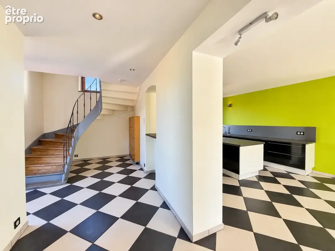 Appartement en duplex 174 m2 - MACLAS centre - 4 chambres, cave et terrasse privatives + jardin commun - photo 7