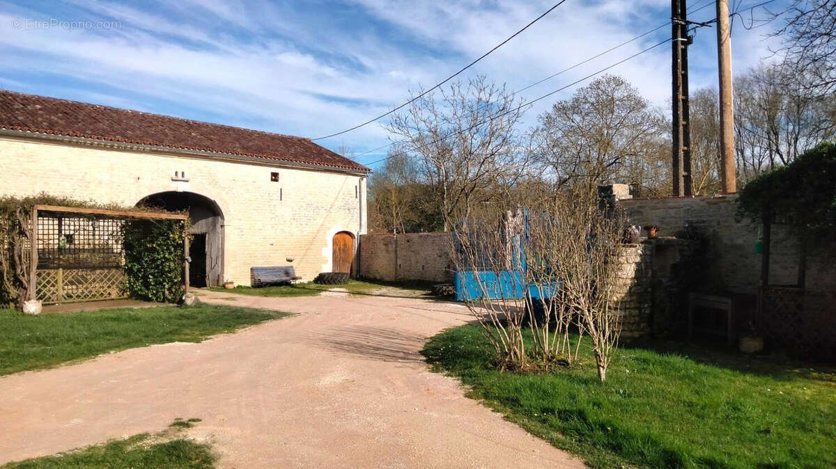 COUR - Maison à CHENON