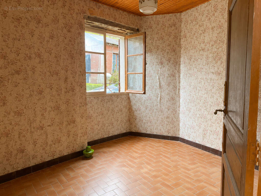 Maison en pierre située au cœur du village, avec jardin. - photo 8