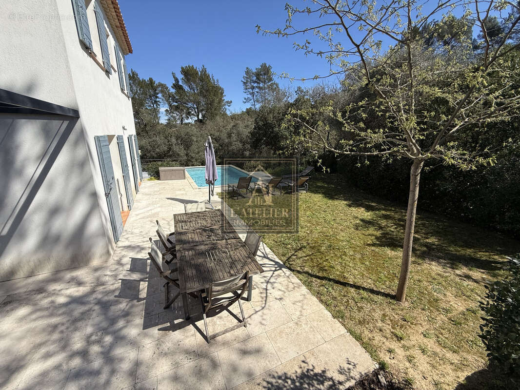 Maison récente avec 5 chambres, piscine et garage - photo 21