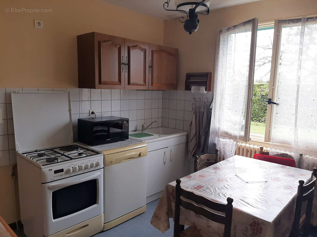 Maison à BAGE-LE-CHATEL