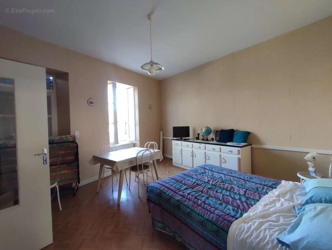 Maison à PIEGUT-PLUVIERS