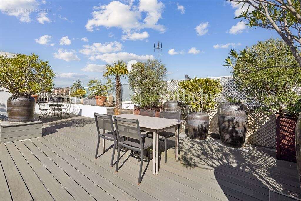 Appartement à NEUILLY-SUR-SEINE