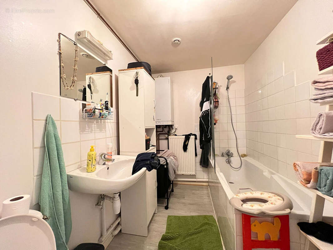 Appartement à MAIZIERES-LES-VIC