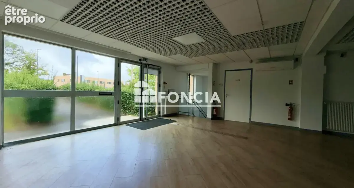 Local commercial libre sur deux niveaux de 190m2 - Quartier Saint Eloi - photo 2