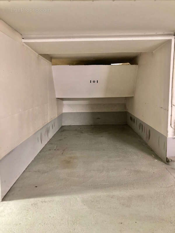 Parking à PARIS-4E