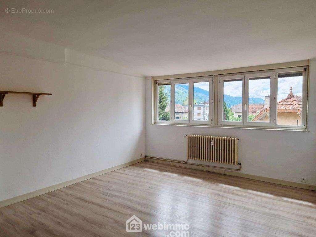 Appartement T2 de 51m² proche de toutes les commodités. - Appartement à ALBERTVILLE