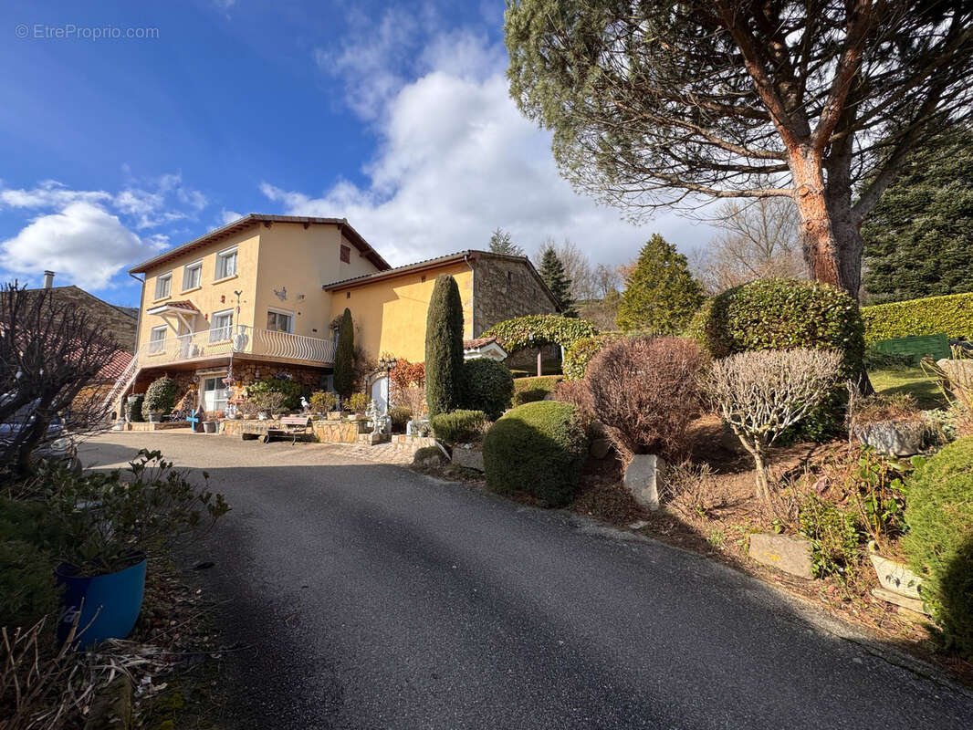 Charmante maison avec dépendances et terrain   Pélussin (42) - photo 4