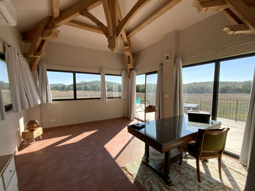 Propriété de 380 m2 avec vue panoramique sur les montagnes. - photo 4