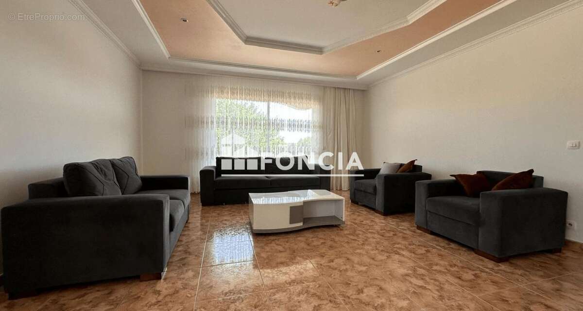 ROCHEFORT DU GARD-VILLA RECENTE sur 900m2 de terrain avec piscine - photo 4