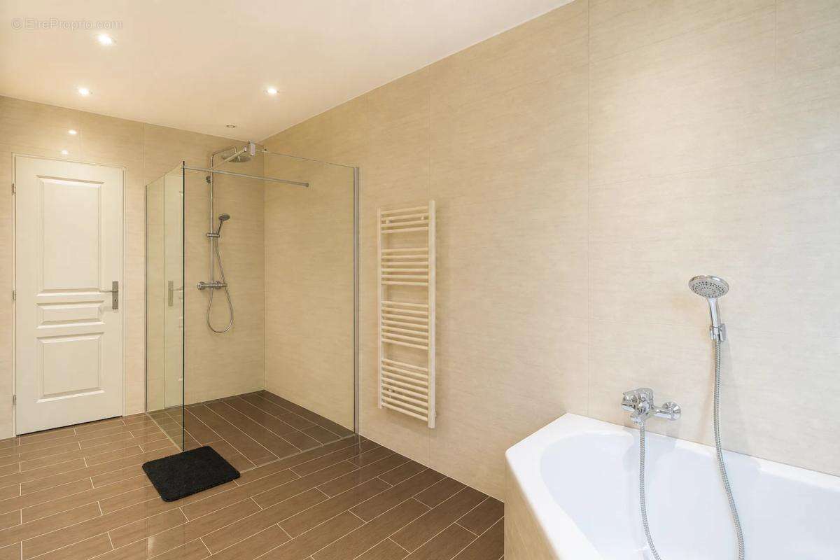 Maison 7 pièces de 197 m2 avec jardin en vente à Courtry - Idéal pour familles - photo 7