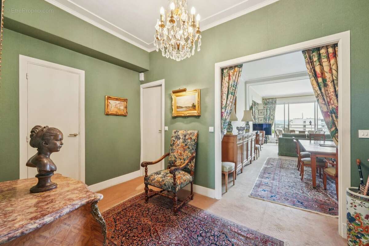 Appartement à PARIS-16E