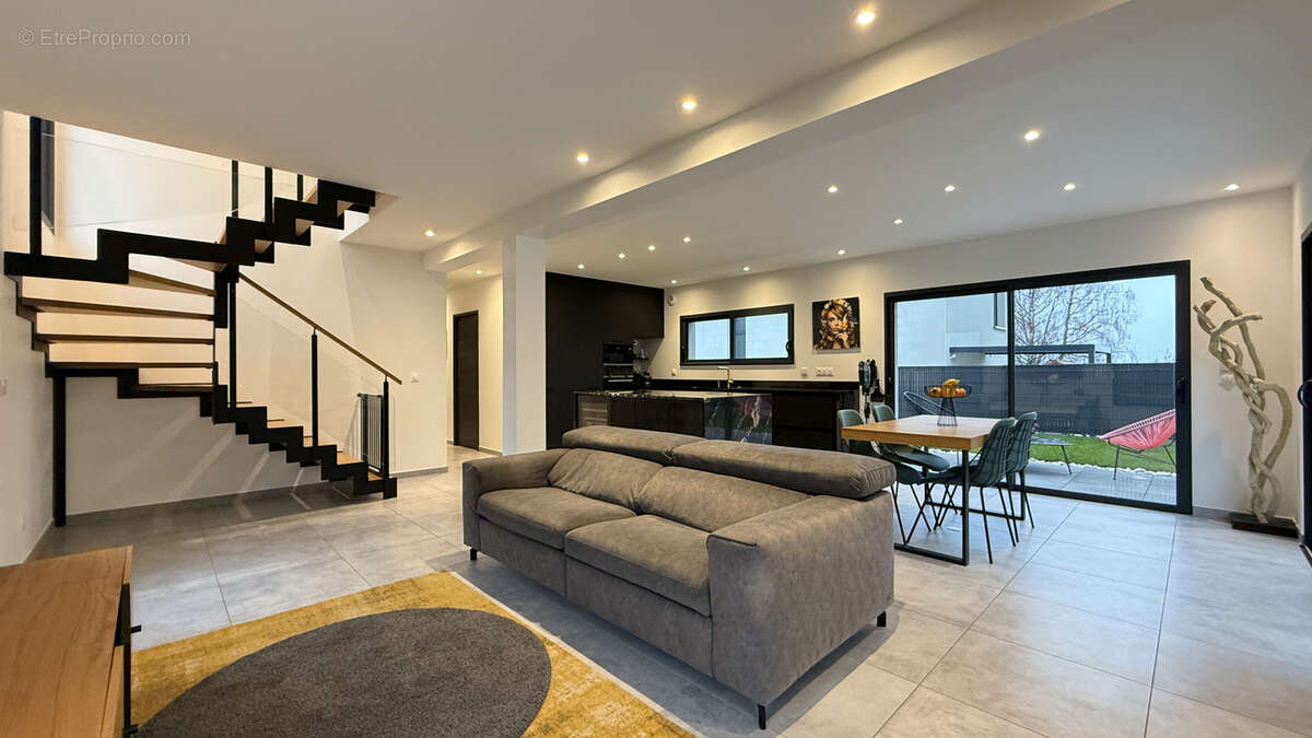 Maison à PREVESSIN-MOENS