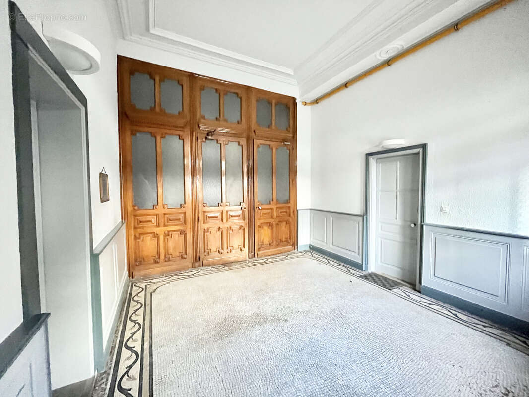 7 pièces de 183 M2 - Centre-ville - 5 chambres - Cuisine équipée - Parking - photo 21