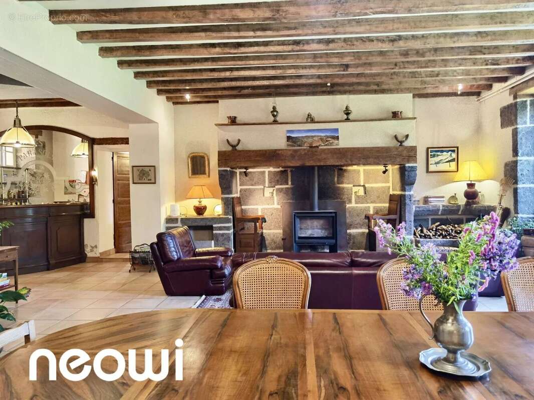 Maison à VIC-SUR-CERE