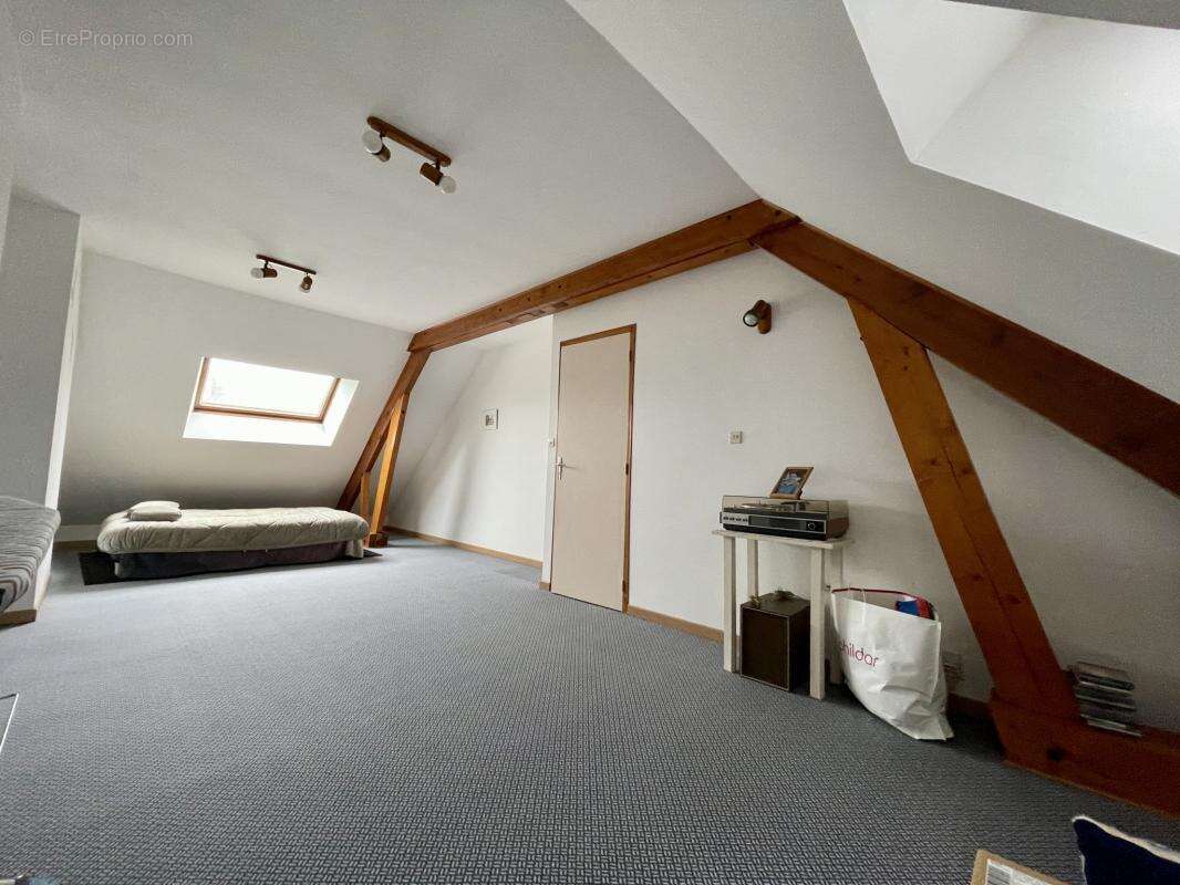 Maison au calme avec grand terrain et beau potentiel - photo 11
