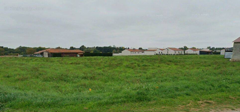 Terrain à MARINGUES
