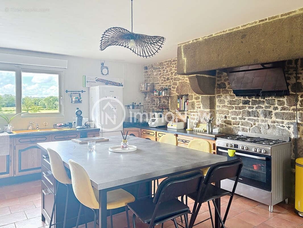Superbe maison en pierre 192 m2 sur terrain 4807 m2 avec beaux volumes et puits - photo 5