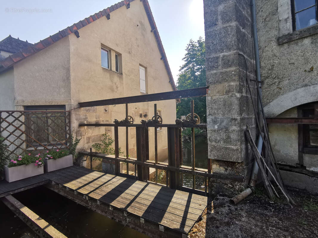 Rare à la vente - Ancien moulin et son domaine arboré avec étang proche de la forêt de Tronçais (03). - photo 4