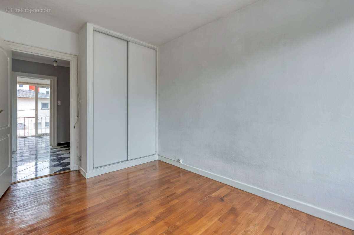 Rue des Alliés - Lumineux T3 de 61.03m2 traversant avec balcon - vue sur la Bastille - photo 3