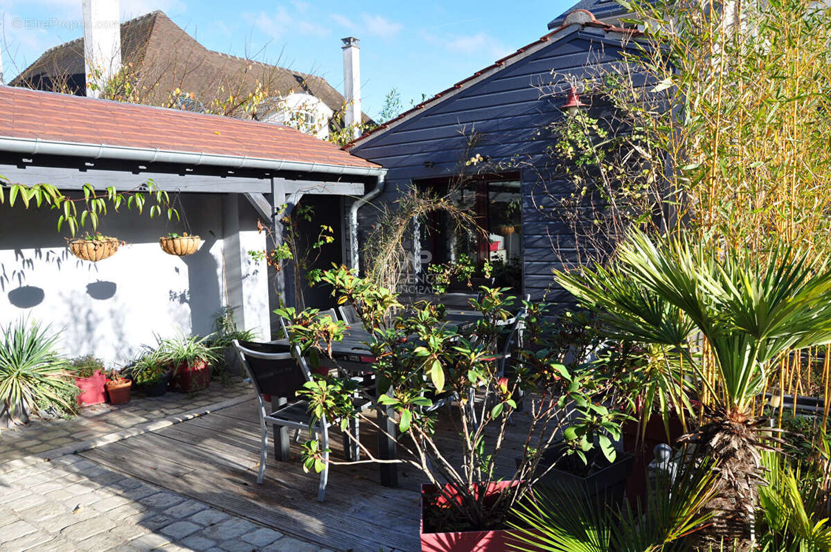 Maison à LE MESNIL-LE-ROI